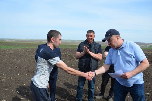 В районе продолжается награждение передовиков посевной кампании