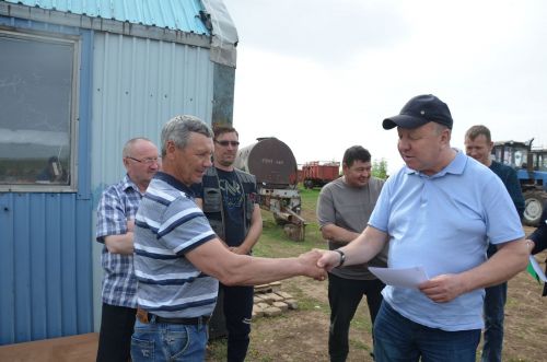 В районе продолжается награждение передовиков посевной кампании