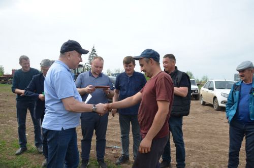 В районе продолжается награждение передовиков посевной кампании