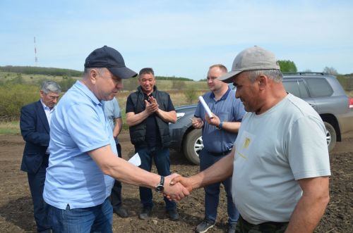 В районе продолжается награждение передовиков посевной кампании