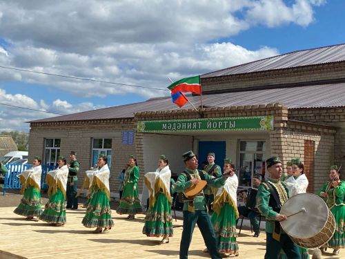 Сөлектә сугыш һәм тыл ветераннары, тол аналар истәлегенә һәйкәл ачтылар