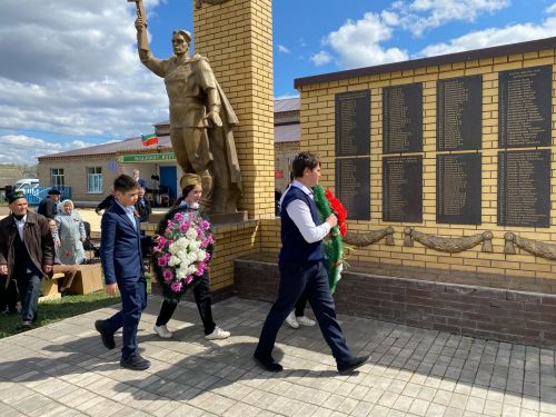 Сөлектә сугыш һәм тыл ветераннары, тол аналар истәлегенә һәйкәл ачтылар
