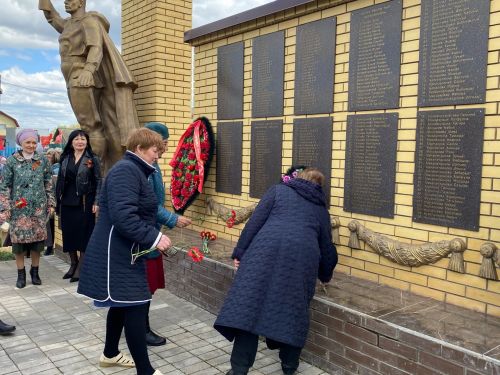 Сөлектә сугыш һәм тыл ветераннары, тол аналар истәлегенә һәйкәл ачтылар