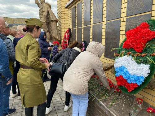 Сөлектә сугыш һәм тыл ветераннары, тол аналар истәлегенә һәйкәл ачтылар