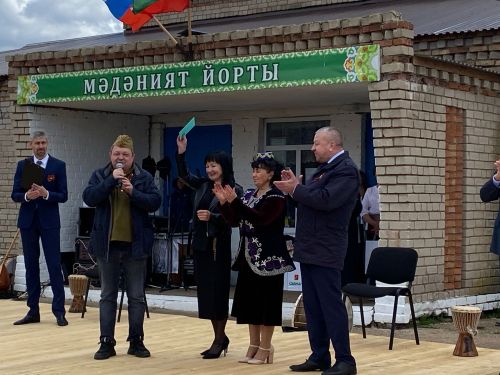 Сөлектә сугыш һәм тыл ветераннары, тол аналар истәлегенә һәйкәл ачтылар