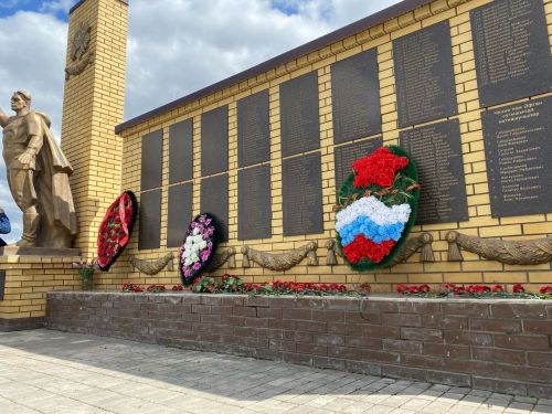 Сөлектә сугыш һәм тыл ветераннары, тол аналар истәлегенә һәйкәл ачтылар