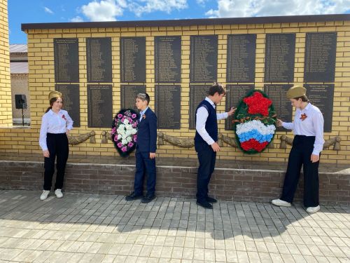 Сөлектә сугыш һәм тыл ветераннары, тол аналар истәлегенә һәйкәл ачтылар
