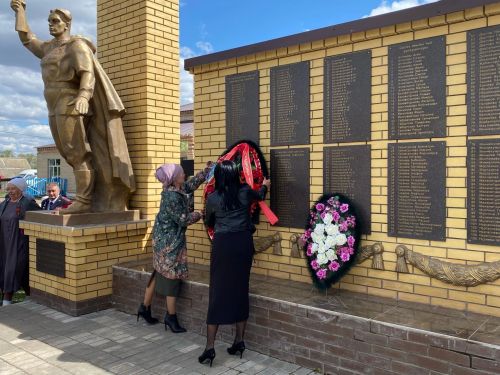 Сөлектә сугыш һәм тыл ветераннары, тол аналар истәлегенә һәйкәл ачтылар