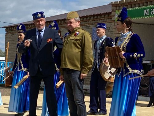 Сөлектә сугыш һәм тыл ветераннары, тол аналар истәлегенә һәйкәл ачтылар