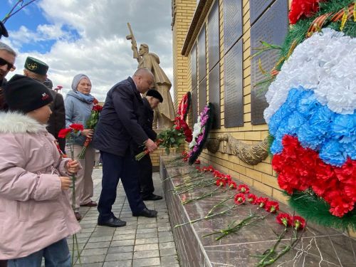 Сөлектә сугыш һәм тыл ветераннары, тол аналар истәлегенә һәйкәл ачтылар