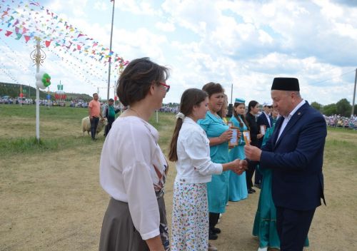 Район башлыгы педагог һәм остазларга грант тапшырды