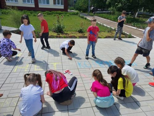 В Джалиле состоялся конкурс рисунков на асфальте
