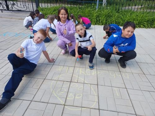 В Джалиле состоялся конкурс рисунков на асфальте