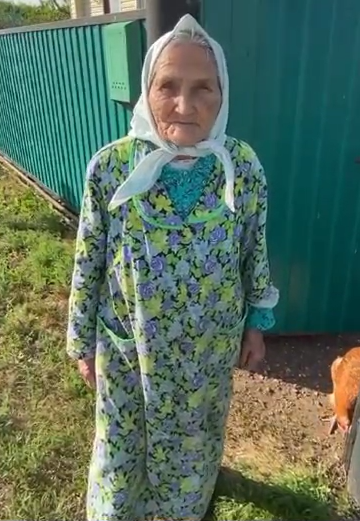Рәйсә апаның көне изге теләкләр теләүдән башлана