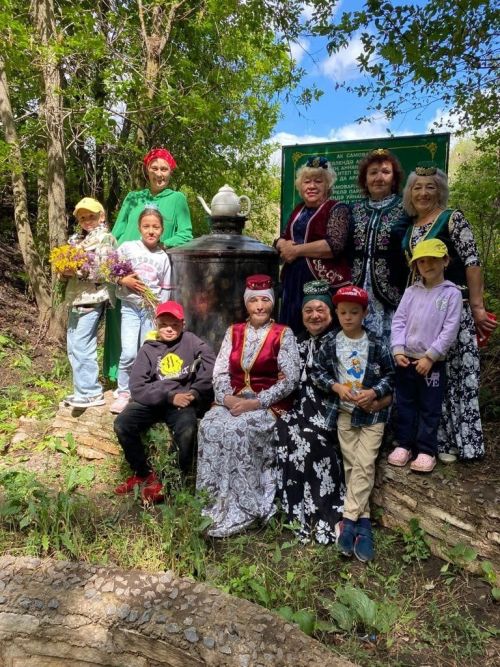 «Ак калфак»лылар «Кырык чишмә»гә кунакка барган