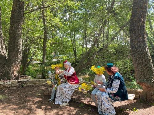 «Ак калфак»лылар «Кырык чишмә»гә кунакка барган