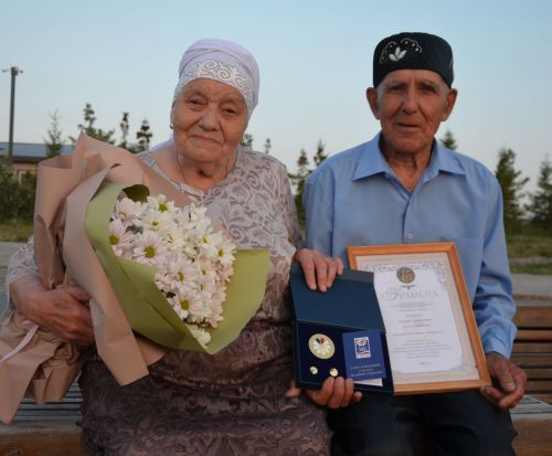 Әлфис абый белән Гөлүсә апага медаль тапшырылды
