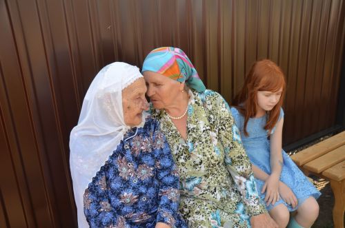 Нәфисә апаның 100 яшен капка төбеннән бәйрәм итә башладылар