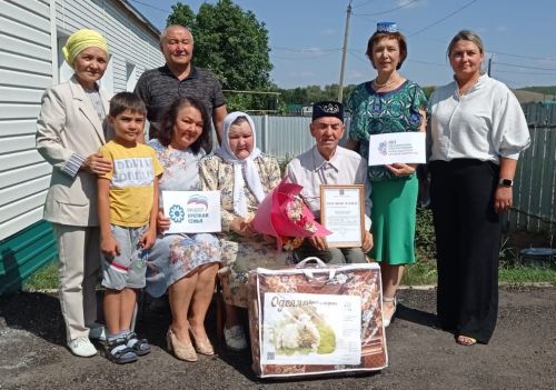 Равил абый белән Галия апа җәүһәр туйларын билгеләп үтәләр
