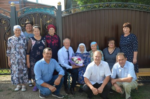 Нәфисә апаның 100 яшен капка төбеннән бәйрәм итә башладылар