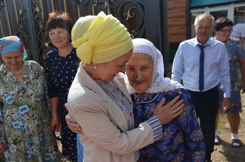 Нәфисә апаның 100 яшен капка төбеннән бәйрәм итә башладылар
