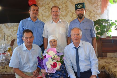 Нәфисә апаның 100 яшен капка төбеннән бәйрәм итә башладылар