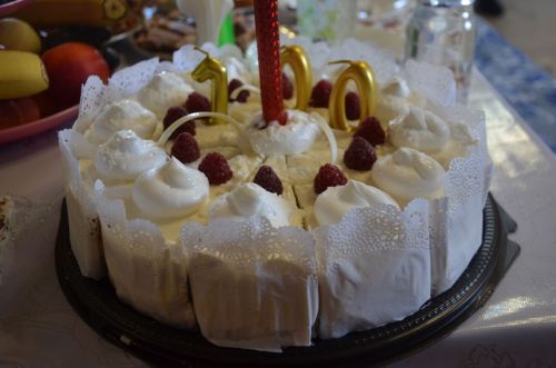 Нәфисә апаның 100 яшен капка төбеннән бәйрәм итә башладылар