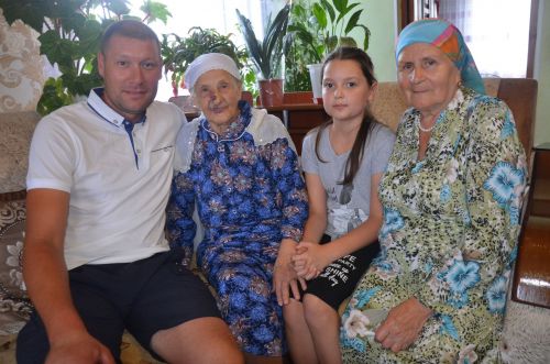 Нәфисә апаның 100 яшен капка төбеннән бәйрәм итә башладылар