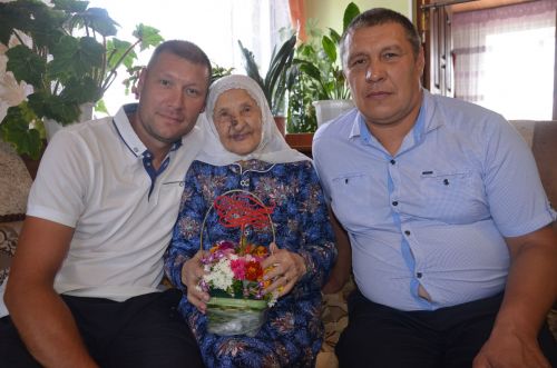 Нәфисә апаның 100 яшен капка төбеннән бәйрәм итә башладылар