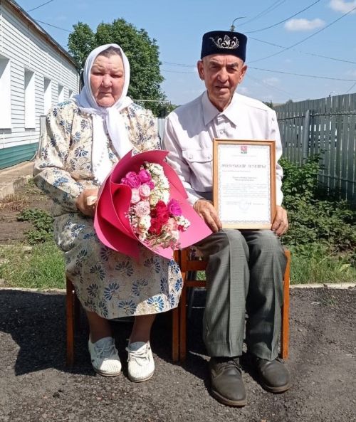 Равил абый белән Галия апа җәүһәр туйларын билгеләп үтәләр