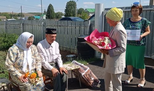 Равил абый белән Галия апа җәүһәр туйларын билгеләп үтәләр