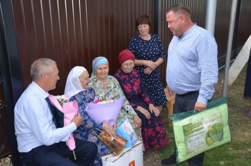 Нәфисә апаның 100 яшен капка төбеннән бәйрәм итә башладылар