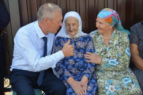 Нәфисә апаның 100 яшен капка төбеннән бәйрәм итә башладылар