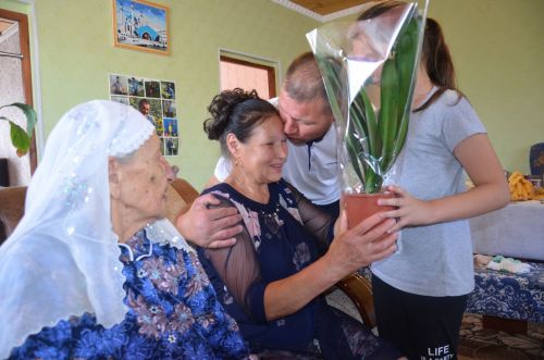Нәфисә апаның 100 яшен капка төбеннән бәйрәм итә башладылар