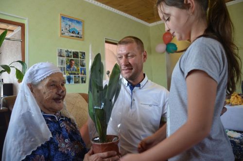 Нәфисә апаның 100 яшен капка төбеннән бәйрәм итә башладылар