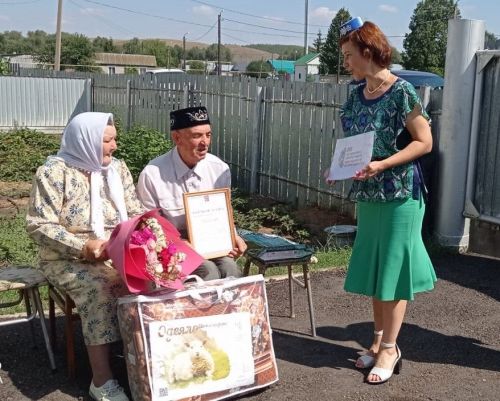 Равил абый белән Галия апа җәүһәр туйларын билгеләп үтәләр