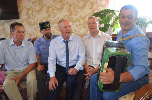 Нәфисә апаның 100 яшен капка төбеннән бәйрәм итә башладылар