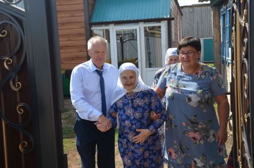 Нәфисә апаның 100 яшен капка төбеннән бәйрәм итә башладылар