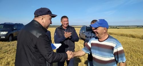 В районе наградили передовых комбайнеров