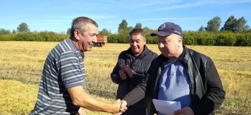 В районе наградили передовых комбайнеров