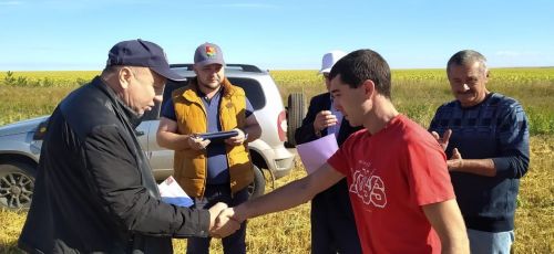 В районе наградили передовых комбайнеров