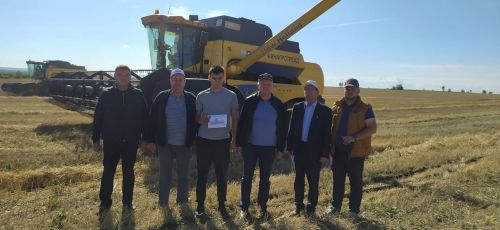 В районе наградили передовых комбайнеров