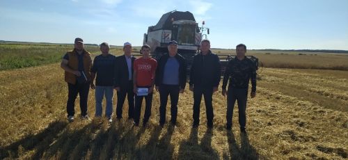 В районе наградили передовых комбайнеров