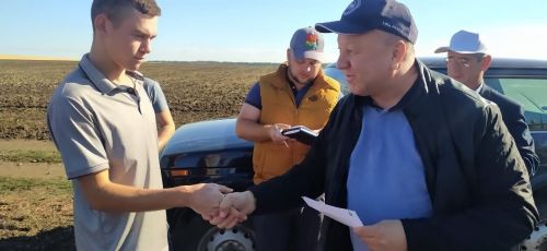 В районе наградили передовых комбайнеров