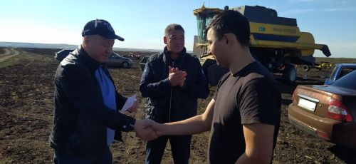 В районе наградили передовых комбайнеров