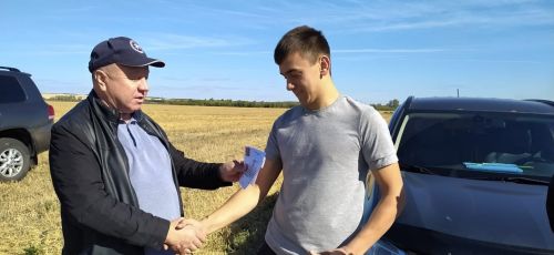 В районе наградили передовых комбайнеров