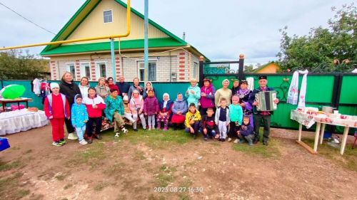 Сөлек авылы халкы бер-берсенең хәлен белешеп тора