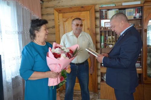 Район башлыгы Кәримовларны алтын туйлары белән тәбрикләде