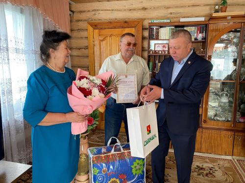 Район башлыгы Кәримовларны алтын туйлары белән тәбрикләде