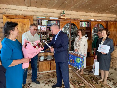 Район башлыгы Кәримовларны алтын туйлары белән тәбрикләде